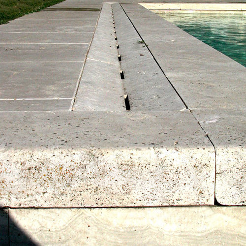 Canaletta di drenaggio a fessura centrale - Arredo di Pietra srl - a doppia pendenza / pavimentata / in travertino