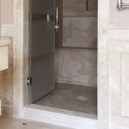 Sedile per doccia fisso - Arredo di Pietra srl - in travertino / per uso residenziale / per hotel