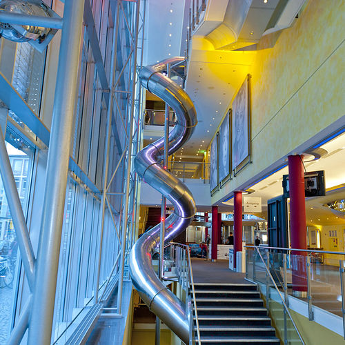 Scivolo girevole - CINEMAXX FREIBURG  - atlantics GmbH - per parco giochi / in acciaio inossidabile / tubolare