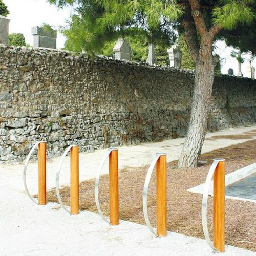 Rastrelliera per biciclette a pavimento - EXOTICA - univers & cité | mobilier urbain - con sistema di sicurezza / per spazi pubblici / in acciaio inossidabile