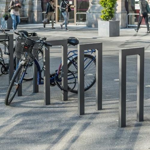 Rastrelliera per biciclette a pavimento - CINÉO - univers & cité | mobilier urbain - con sistema di sicurezza / per spazi pubblici / in acciaio