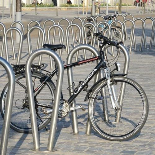 Rastrelliera per biciclette a pavimento - OMÉGA - univers & cité | mobilier urbain - per spazi pubblici / in acciaio / in acciaio inossidabile