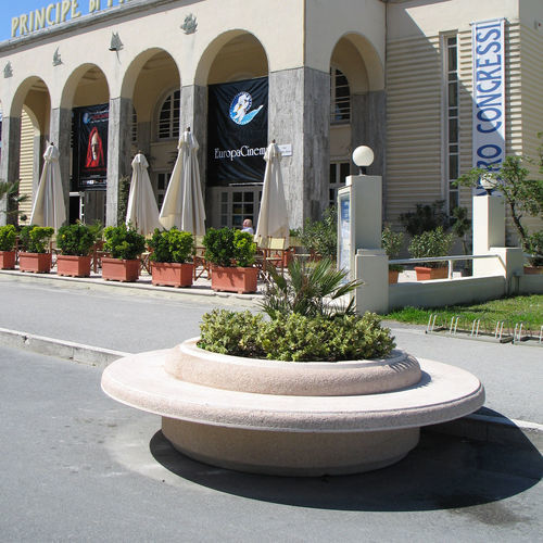 Fioriera in calcestruzzo - VIAREGGIO - VASART URBAN DESIGN - rotonda / con panchina integrata / contemporanea