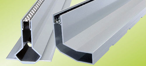 Canaletta a fessura centrale - AQUADRAIN® SR - GUTJAHR Systemtechnik - con griglie / griglia in alluminio / per terrazza