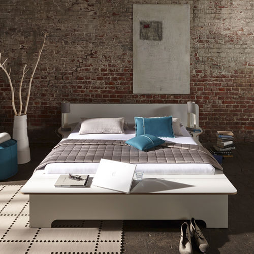 Letto matrimoniale - PLANE - Mueller Moebelwerkstätten - contemporaneo / con testiera / con comodini