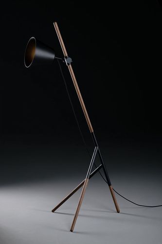 Lampada da terra - INSERT - Artisan Solid Wood Furniture - in acciaio con rivestimento a polvere / in rovere / in noce
