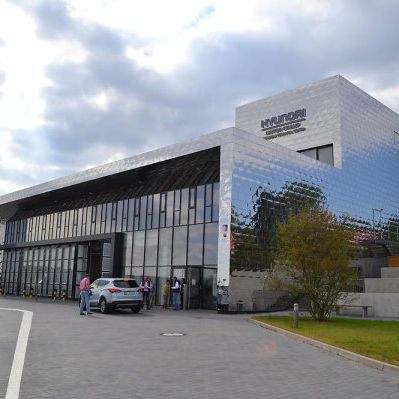 Rivestimento di facciata in pannelli - HYUNDAI TESTCENTER, NÜRBURGRING - Design Factory cmb - in acciaio inossidabile / riflettente