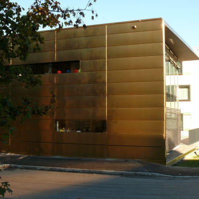 Rivestimento di facciata in pannelli - SH-ALTENMARKT, AUSTRIA - Design Factory cmb - in acciaio inossidabile / liscio / dorato