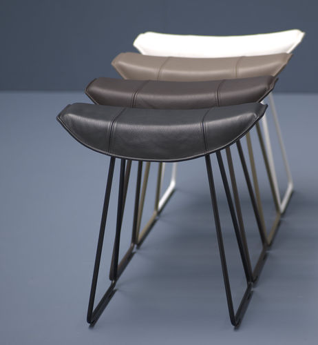 Sgabello contemporaneo - KYA - FREIFRAU - con supporto in legno / con supporto in metallo / imbottito