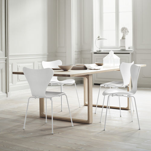Tavolo da pranzo contemporaneo - ESSAY™ - Fritz Hansen - in rovere / in legno massiccio / con supporto in quercia