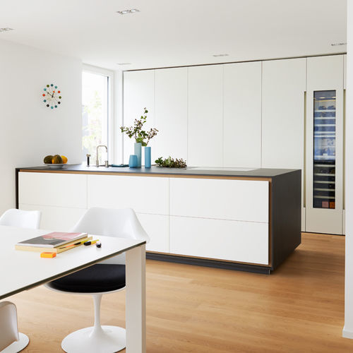 Cucina contemporanea - House Schweinfurt - eggersmann küchen GmbH & Co. KG - in legno / in pietra / con isola