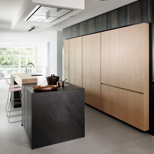 Cucina contemporanea - Penthouse Hamburg - eggersmann küchen GmbH & Co. KG - impiallacciata in legno / in rovere / in pietra