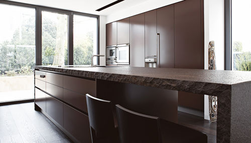 Cucina contemporanea - Villa Wiesbaden - eggersmann küchen GmbH & Co. KG - in pietra / con isola / con impugnature