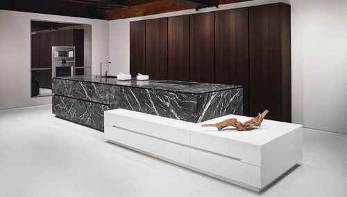 Cucina contemporanea - Grigio Carnico - eggersmann küchen GmbH & Co. KG - in rovere / in pietra calcarea / in Corian®