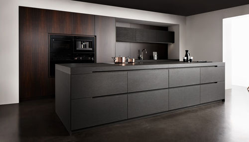 Cucina contemporanea - Assoluto - eggersmann küchen GmbH & Co. KG - impiallacciata in legno / in eucalipto / in granito