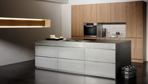 Cucina contemporanea - silverTouch - eggersmann küchen GmbH & Co. KG - impiallacciata in legno / in rovere / in acciaio inossidabile