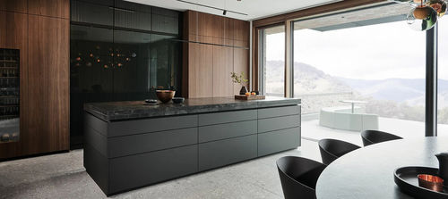 Cucina contemporanea - E3.0 - eggersmann küchen GmbH & Co. KG - impiallacciata in legno / in noce / in quarzite