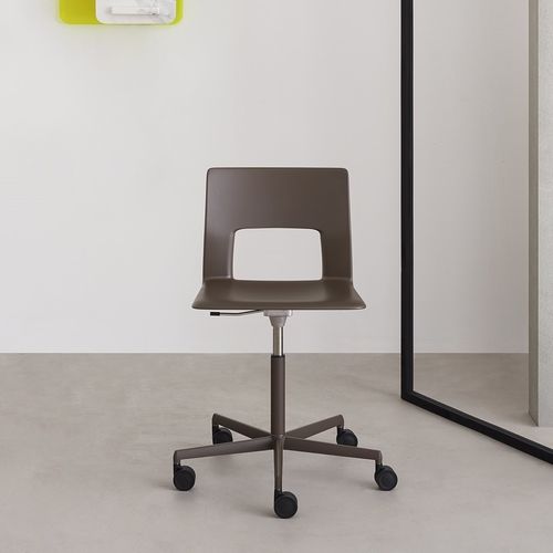 Sedia contemporanea - KOBE - DESALTO spa - da interno / in poliuretano / con supporto in acciaio