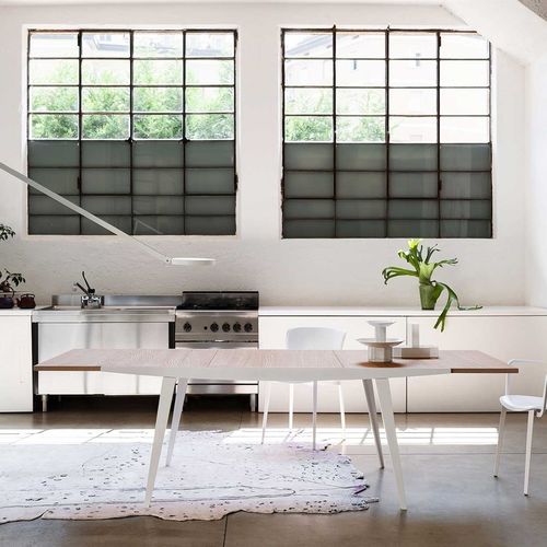 Tavolo contemporaneo - FOURMORE  - DESALTO spa - in rovere / impiallacciato in legno / con supporto in acciaio laccato