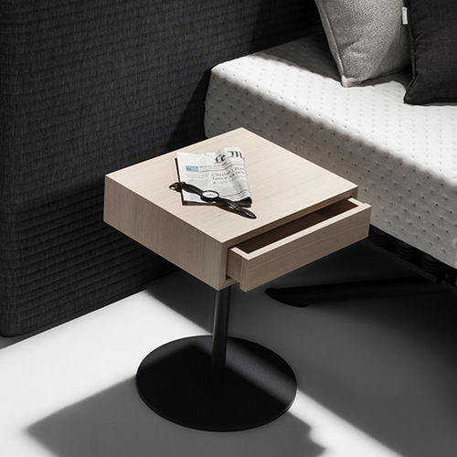 Comodino contemporaneo - Kreamat NV - in rovere / in metallo / quadrato