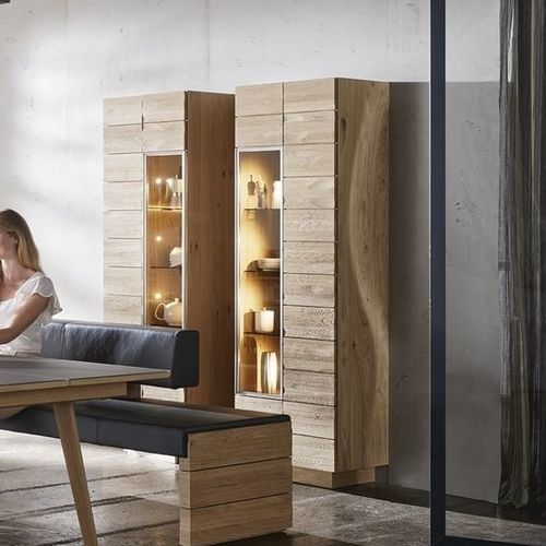 Vetrina contemporanea - V-Montana  - Voglauer Möbelwerk Gschwandtner & Zwilling GmbH & Co. KG - in rovere / in noce / con illuminazione integrata