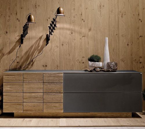 Credenza contemporanea - V-Montana  - Voglauer Möbelwerk Gschwandtner & Zwilling GmbH & Co. KG - in rovere / in vetro / con cassetti