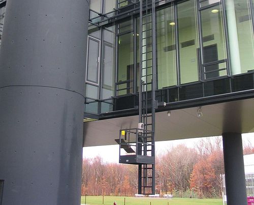 Scala con gabbia motorizzata - Cleaning  - GEDA GmbH - in metallo