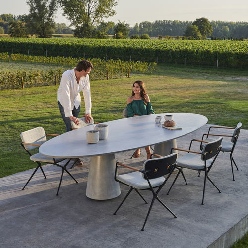 Tavolo da pranzo contemporaneo - CONIX - Royal Botania - in ceramica / in calcestruzzo / con supporto in calcestruzzo