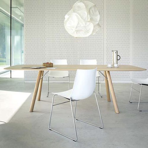 Tavolo da riunione contemporaneo - AKIO - girsberger - in legno massiccio / rettangolare / rotondo