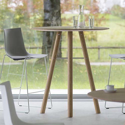 Tavolo alto contemporaneo - AKIO - girsberger - in legno massiccio / rotondo / professionale