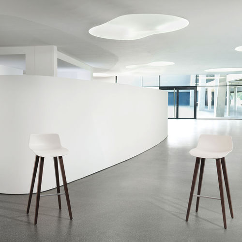 Sgabello da bar contemporaneo - CIRCO - DAVIS - in plastica / con supporto in faggio / con poggiapiedi