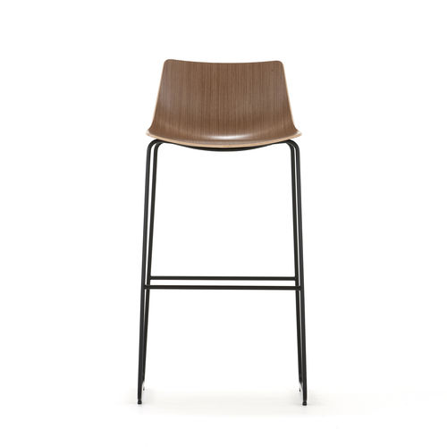 Sgabello da bar contemporaneo - CURVE - allermuir - in faggio / in noce / con supporto in metallo cromato