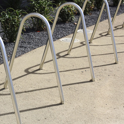 Rastrelliera per biciclette a pavimento - BOLA - landscapeforms - per spazi pubblici / in acciaio inossidabile / professionale