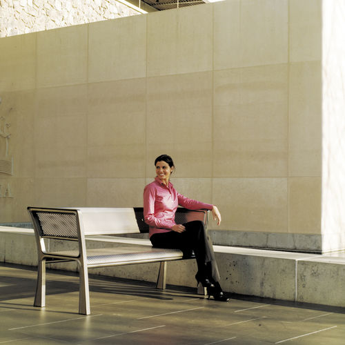 Panca per spazi pubblici classica - SIT - landscapeforms - in metallo / con schienale / con braccioli