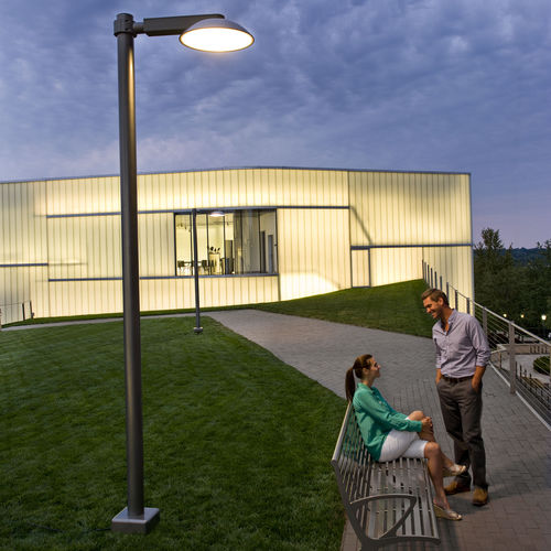 Lampione urbano - LEO - landscapeforms - contemporaneo / in metallo / LED