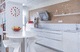 cucina contemporanea / in legno con vernice di protezione brillante / in melaminico / con impugnature