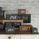 orologio contemporaneo / da tavolo / digitale / in legno con vernice di protezione