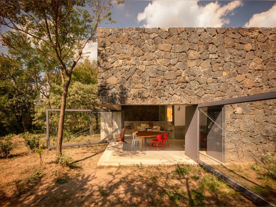 LA CASA MEZTITLA DA EDAA È NELL'ARMONIA CON LA NATURA