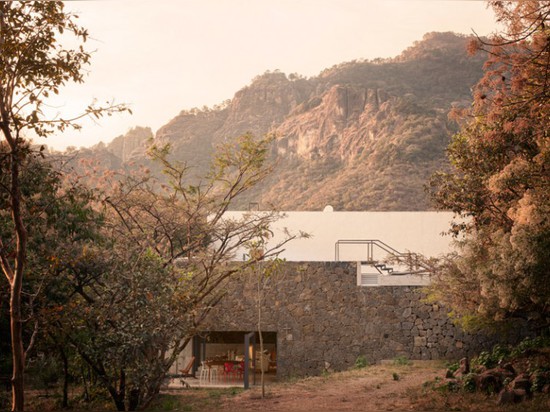 LA CASA MEZTITLA DA EDAA È NELL'ARMONIA CON LA NATURA