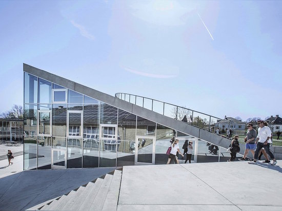 GRANDE AGGIUNGE PALESTRA SUNKEN E LE ARTI DI GREEN-ROOFED CHE COSTRUISCONO ALLA HIGH SCHOOL DI GAMMEL HELLERUP