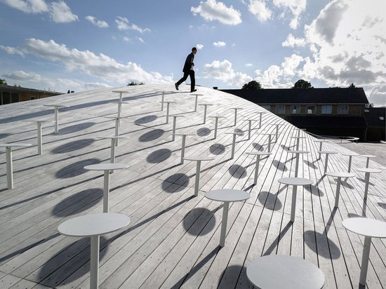 GRANDE AGGIUNGE PALESTRA SUNKEN E LE ARTI DI GREEN-ROOFED CHE COSTRUISCONO ALLA HIGH SCHOOL DI GAMMEL HELLERUP