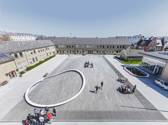 GRANDE AGGIUNGE PALESTRA SUNKEN E LE ARTI DI GREEN-ROOFED CHE COSTRUISCONO ALLA HIGH SCHOOL DI GAMMEL HELLERUP