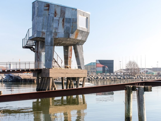 Raumlabor sviluppa lo industriale-sguardo della sauna sopra le acque dell'orificio di Gothenburg