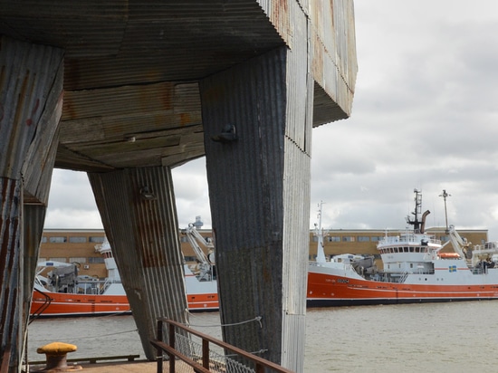 Raumlabor sviluppa lo industriale-sguardo della sauna sopra le acque dell'orificio di Gothenburg