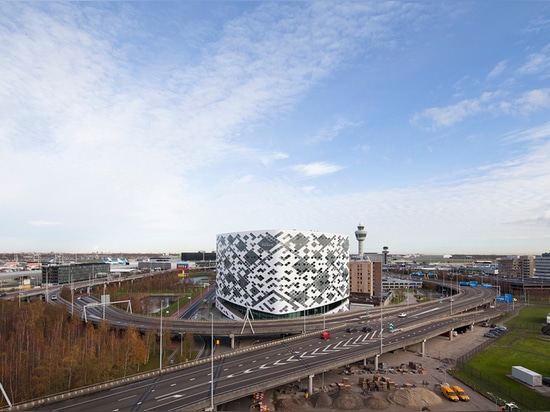 rotante da 45 gradi, questo dà la quantità di moto della costruzione e genera un collegamento visivo al boulevard di Schiphol