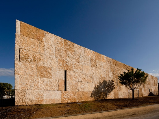 L'architetto ha generato la costruzione in calcare, un materiale che, lui spiega, è “antichissimo ed altamente contemporaneo allo stesso tempo„. Fotographia: Lisa Ricciotti