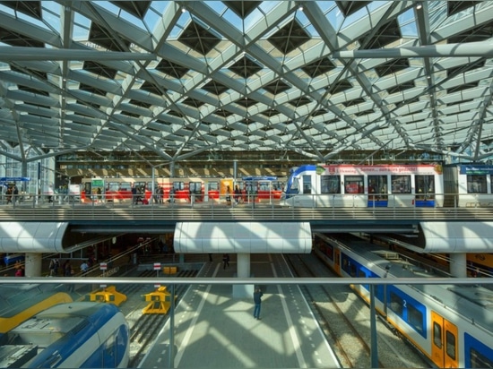 Stazione ferroviaria di Aia coperta in un tetto di vetro diamante-modellato trippy