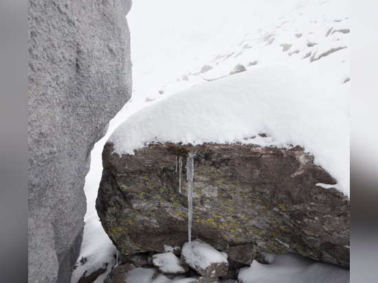 Hideaway della montagna nascosto all'interno di un masso concreto nelle alpi