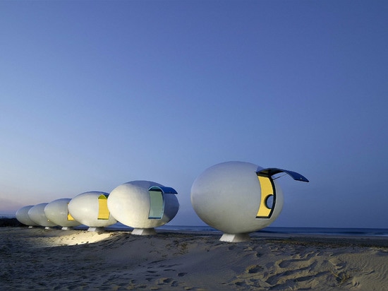 Capanne egg-shaped mobili della spiaggia installate lungo un litorale sudcoreano