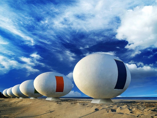 Capanne egg-shaped mobili della spiaggia installate lungo un litorale sudcoreano